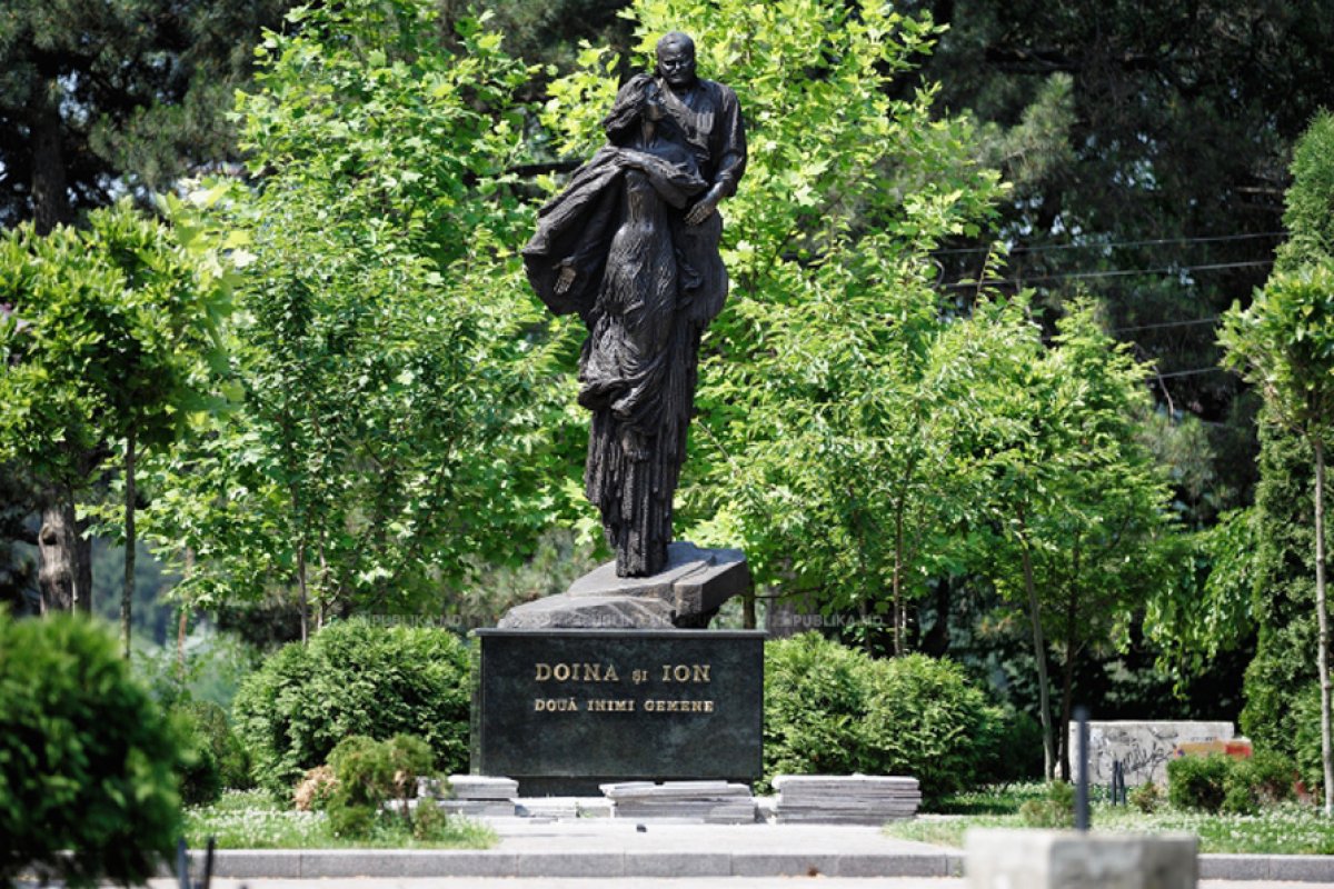 Monument to Ion and Doina Aldea-Teodorovici