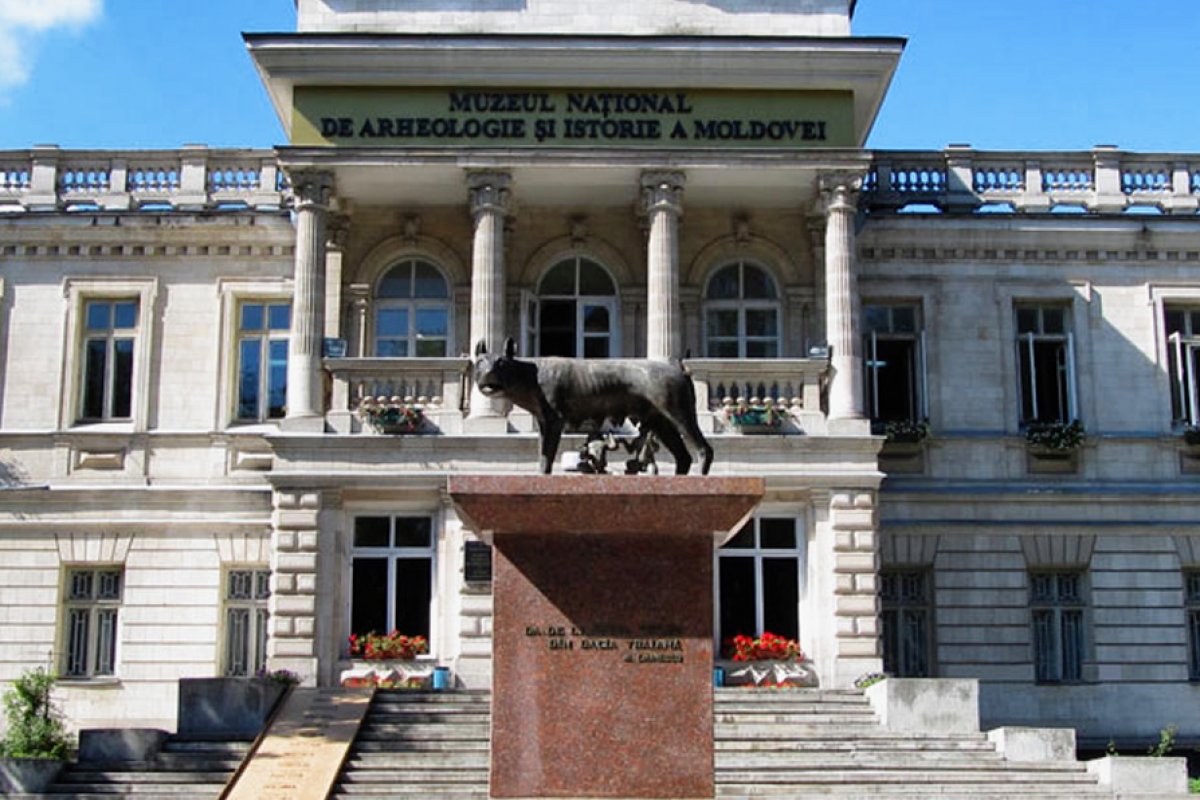 Monument to the famous she-wolf Lupa Capitolina 